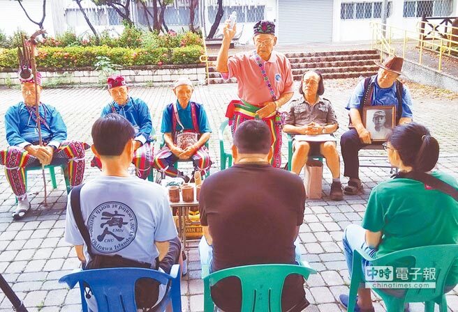 阿美族都蘭部落頭目，為赴新幾內亞告慰高砂義勇隊祖靈團隊祈福。（東大南島中心籌備處提供）圖片
