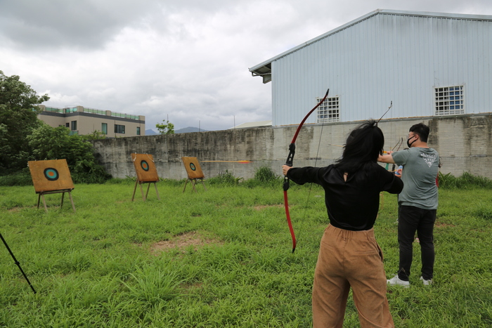 圖7.學員們體驗射箭活動。