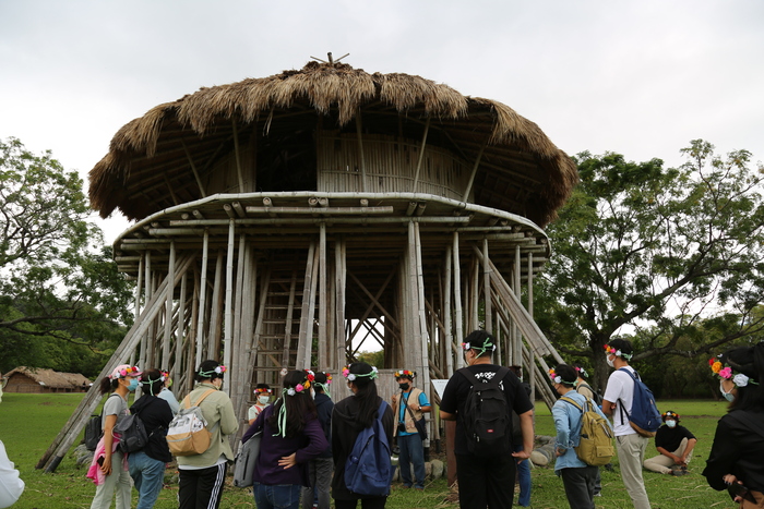 圖8.洪慶誠老師在卑南遺址公園內的卑南族少年會所前和學員們介紹其文化意涵、功能及建材使用。