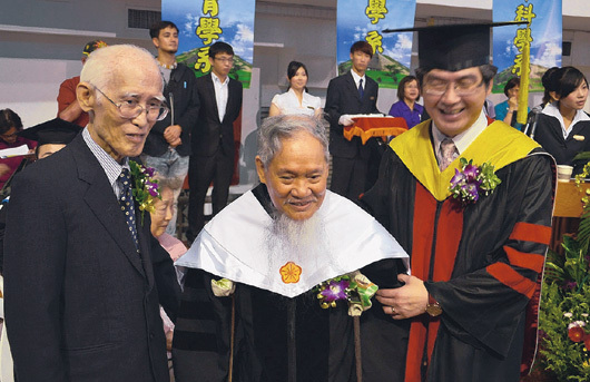 黃貴潮名譽博士 余光中幽默致詞/聯合報/施鴻基/20140614圖片